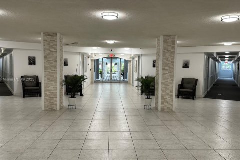 Condo in Hallandale Beach, Florida, 2 bedrooms  № 1922465 - photo 14