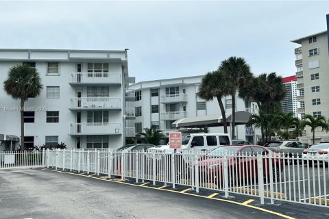 Condo in Hallandale Beach, Florida, 2 bedrooms  № 1922465 - photo 3