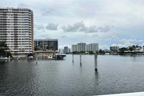 Condo in Hallandale Beach, Florida, 2 bedrooms  № 1922465 - photo 27