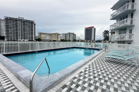Condo in Hallandale Beach, Florida, 2 bedrooms  № 1922465 - photo 30