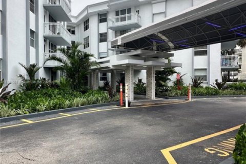 Condo in Hallandale Beach, Florida, 2 bedrooms  № 1922465 - photo 11