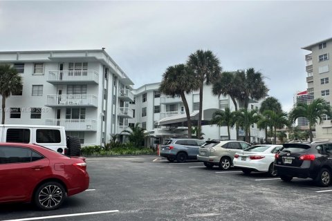 Condo in Hallandale Beach, Florida, 2 bedrooms  № 1922465 - photo 9