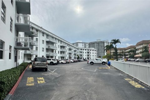 Condo in Hallandale Beach, Florida, 2 bedrooms  № 1922465 - photo 8