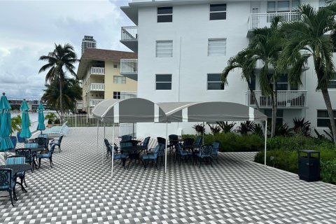Condo in Hallandale Beach, Florida, 2 bedrooms  № 1922465 - photo 25