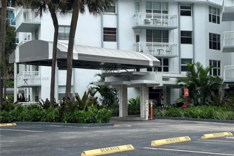 Condo in Hallandale Beach, Florida, 2 bedrooms  № 1922465 - photo 12