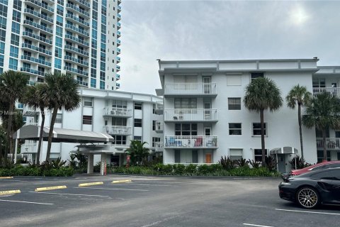 Condo in Hallandale Beach, Florida, 2 bedrooms  № 1922465 - photo 1