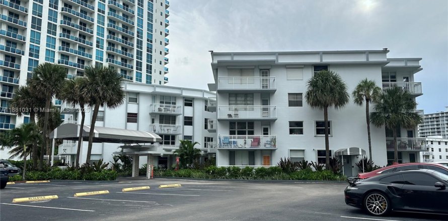 Condo in Hallandale Beach, Florida, 2 bedrooms  № 1922465