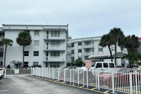 Condo in Hallandale Beach, Florida, 2 bedrooms  № 1922465 - photo 2