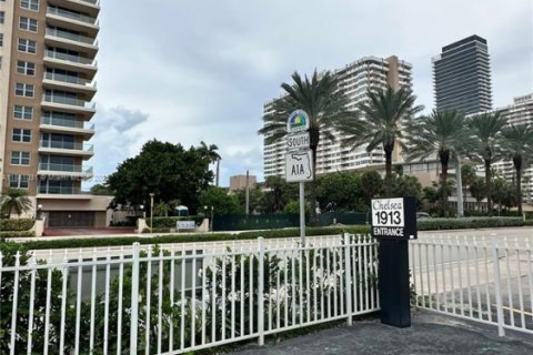 Condo in Hallandale Beach, Florida, 2 bedrooms  № 1922465 - photo 10