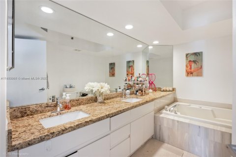 Condominio en venta en Sunny Isles Beach, Florida, 2 dormitorios, 141.21 m2 № 1946363 - foto 12
