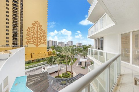 Condominio en venta en Sunny Isles Beach, Florida, 2 dormitorios, 141.21 m2 № 1946363 - foto 3