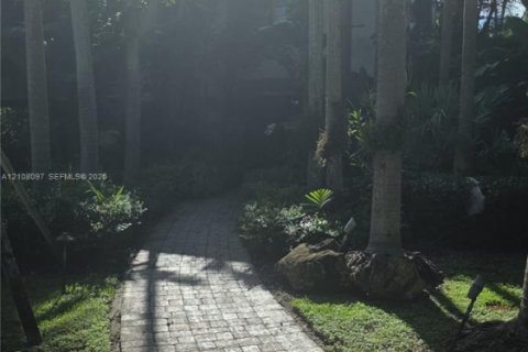 House in Miami, Florida 4 bedrooms, 702.62 sq.m. № 2422844 - photo 3