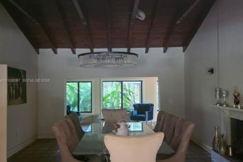 House in Miami, Florida 4 bedrooms, 702.62 sq.m. № 2422844 - photo 5