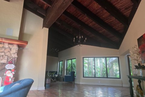 House in Miami, Florida 4 bedrooms, 702.62 sq.m. № 2422844 - photo 8