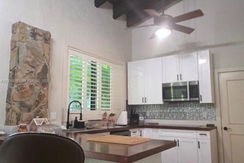 House in Miami, Florida 4 bedrooms, 702.62 sq.m. № 2422844 - photo 10