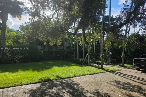 House in Miami, Florida 4 bedrooms, 702.62 sq.m. № 2422844 - photo 2