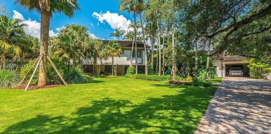 House in Miami, Florida 4 bedrooms, 702.62 sq.m. № 2422844