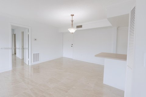 Condominio en alquiler en Miami, Florida, 2 dormitorios, 73.67 m2 № 1990175 - foto 2