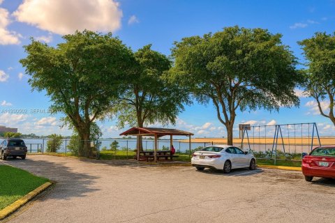 Condominio en alquiler en Miami, Florida, 2 dormitorios, 73.67 m2 № 1990175 - foto 14