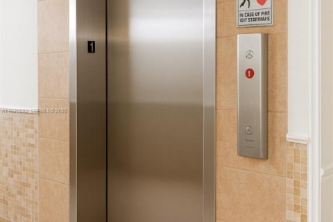 Condominio en alquiler en Miami, Florida, 2 dormitorios, 73.67 m2 № 1990175 - foto 12