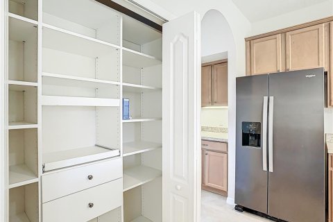 House in Orlando, Florida 5 bedrooms, 297.94 sq.m. № 1652550 - photo 14