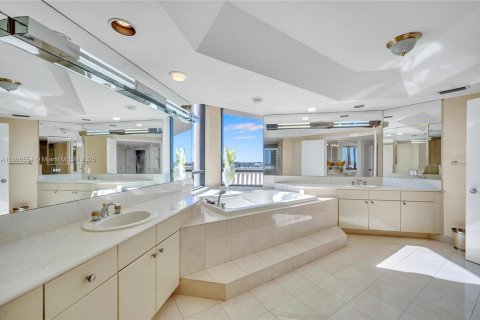 Condo in Aventura, Florida, 4 bedrooms  № 1867192 - photo 17