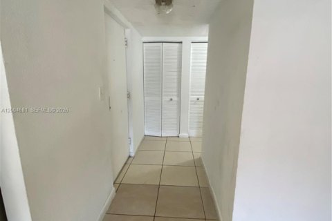 Condo in Hialeah, Florida, 2 bedrooms № 2068719 - photo 12