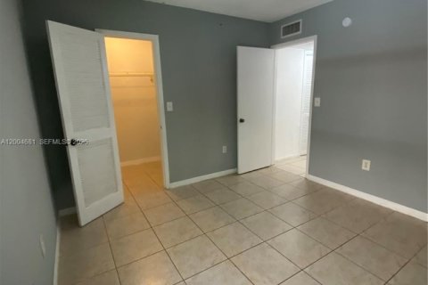 Condo in Hialeah, Florida, 2 bedrooms № 2068719 - photo 13