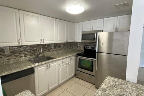 Condo in Hialeah, Florida, 2 bedrooms № 2068719 - photo 3