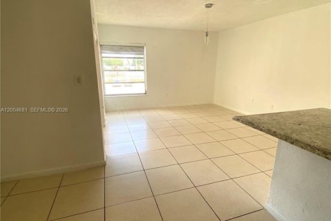 Condo in Hialeah, Florida, 2 bedrooms № 2068719 - photo 7