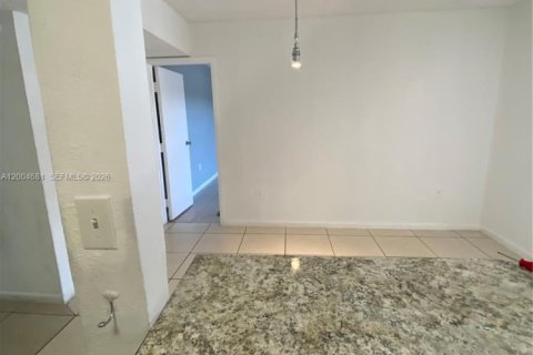 Condo in Hialeah, Florida, 2 bedrooms № 2068719 - photo 9