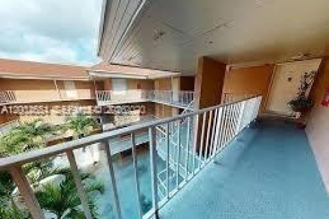 Condo in Hialeah, Florida, 2 bedrooms № 2068719 - photo 2