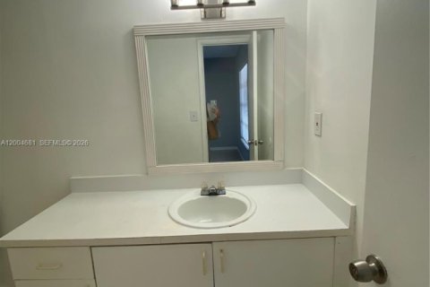 Condo in Hialeah, Florida, 2 bedrooms № 2068719 - photo 20
