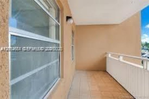 Condo in Hialeah, Florida, 2 bedrooms № 2068719 - photo 25