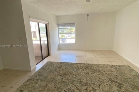 Condo in Hialeah, Florida, 2 bedrooms № 2068719 - photo 6