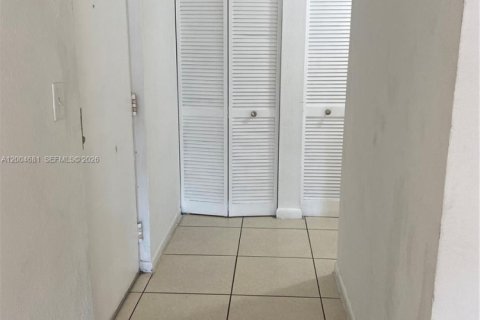 Condo in Hialeah, Florida, 2 bedrooms № 2068719 - photo 11