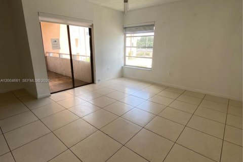 Condo in Hialeah, Florida, 2 bedrooms № 2068719 - photo 8