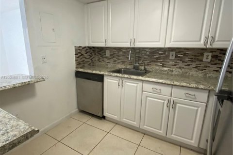 Condo in Hialeah, Florida, 2 bedrooms № 2068719 - photo 5