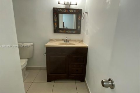 Condo in Hialeah, Florida, 2 bedrooms № 2068719 - photo 16