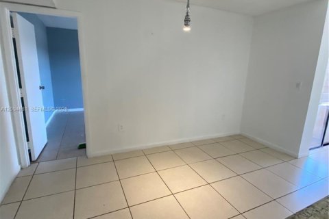 Condo in Hialeah, Florida, 2 bedrooms № 2068719 - photo 10