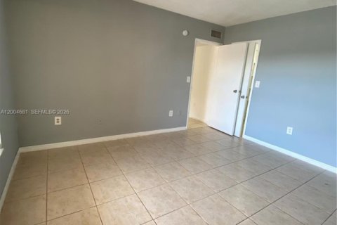 Condo in Hialeah, Florida, 2 bedrooms № 2068719 - photo 19