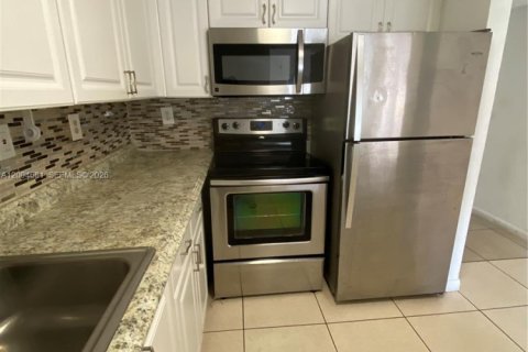 Condo in Hialeah, Florida, 2 bedrooms № 2068719 - photo 4