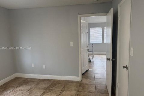 Condominio en alquiler en Miami, Florida, 2 dormitorios, 90.95 m2 № 1935306 - foto 5