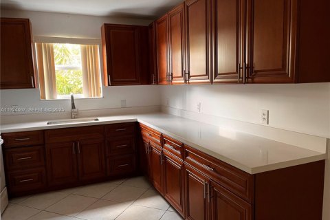 Appartement à louer à Miami, Floride: 2 chambres, 1707.17 m2 № 1982762 - photo 2