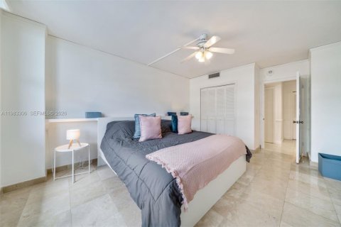 Condo in Bal Harbour, Florida, 2 bedrooms  № 2046722 - photo 15
