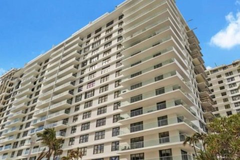 Condo in Bal Harbour, Florida, 2 bedrooms  № 2046722 - photo 18