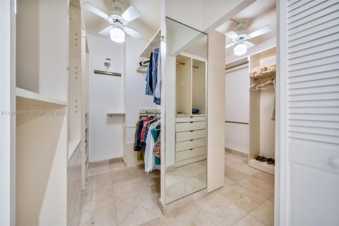 Condo in Bal Harbour, Florida, 2 bedrooms  № 2046722 - photo 17