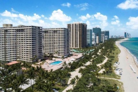 Condo in Bal Harbour, Florida, 2 bedrooms  № 2046722 - photo 19