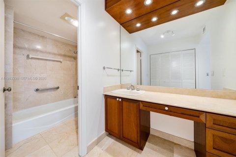Condo in Bal Harbour, Florida, 2 bedrooms  № 2046722 - photo 16