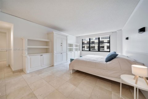 Condo in Bal Harbour, Florida, 2 bedrooms  № 2046722 - photo 11